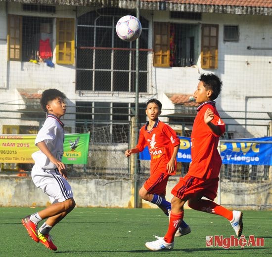 Cuộc tỉ thí giữa hai đội miền biển đã diễn ra căng thẳng ngay từ những phút đầu khai  trận.