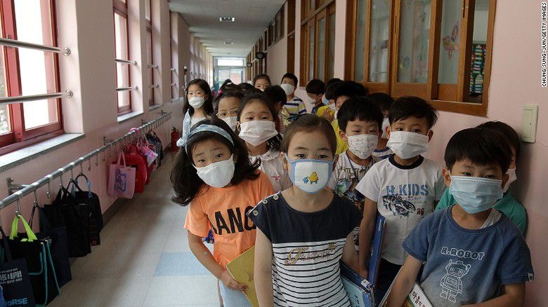 Trẻ em Hàn Quốc đeo khẩu trang để phòng bệnh MERS. Ảnh: CNN