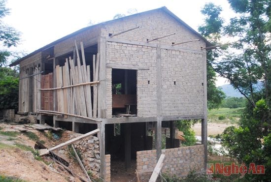 Những ngôi nhà đúc cọc bê tông vẫn mọc lên sát bờ sông Hiếu.