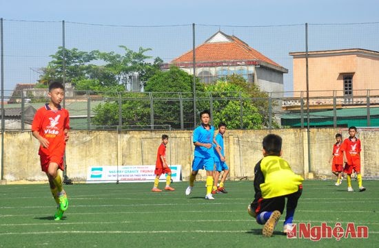 Hàng loạt tình huống bóng nguy hiểm được tạo ra trước khung thành.