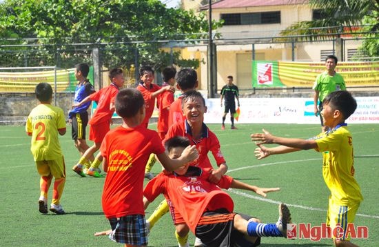 Tỉ số được san bằng 1 - 1, các cầu thủ quê lúa Yên Thành giành 4 điểm vào bán kết.