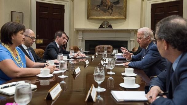 Phó Tổng thống Mỹ Biden gặp gỡ Thủ tướng Ukraine Yatsenyuk tại Nhà Trắng hôm 10/6. Ảnh: Twitter