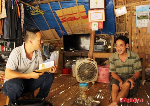 Để kiếm thêm thu nhập, gia đình ông Lương Văn Phú ở cửa hàng kinh doanh nhỏ dọc sông Nậm Nơn gần bản cũ