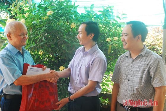Đồng c hí Trần Văn Hùng- Phó Tổng Biên tập Báo Nghệ An trao tặng  quà cho đồng chí Thái Ngô Dương