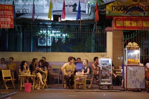 Bạn có thể thưởng thức cốc bia hơi mát lạnh với giá dưới 1 USD ở quán vỉa hè