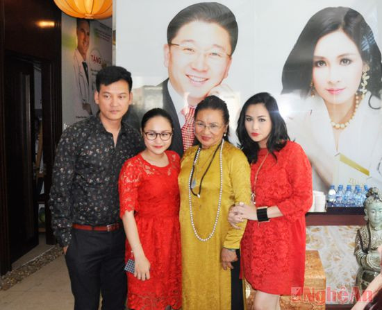 Nghệ sỹ đàn tranh Thanh Hương (mẹ ca sĩ Thanh Lam) cũng đến chúc mừng con gái