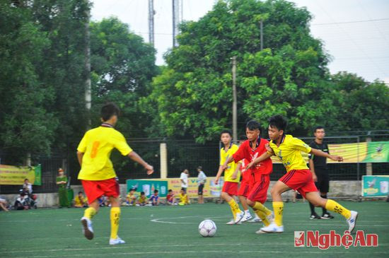 Một pha tấn công từ giữa sân dẫn đến tình huống ghi bàn, mở tỷ số trận đấu của đội Đô Lương