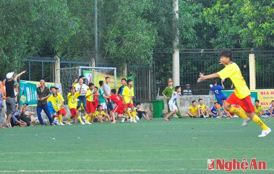 Cầu thủ số 10, Nguyễn Hữu Dương của Đô Lương ăn mừng bàn thắng thứ 2 cùng các CĐV 