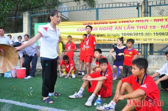 Bà Phạm Thị Hồng, người săn sóc viên suốt 19 mùa giải cúp TN - NĐ báo Nghệ An của đội Nam Đàn đng an ủi đội nhà trước một trận thua đầy nỗi buồn