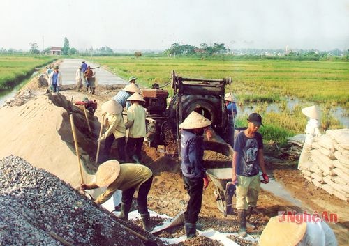 Xây dựng giao thông nội đồng ở xã Hưng Chính.