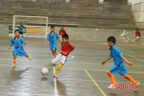 Các cầu thủ NĐ Yên Thành hoàn toàn áp đảo và tung ra rất nhiều cú sút về khung thành NĐ Quỳ Châu