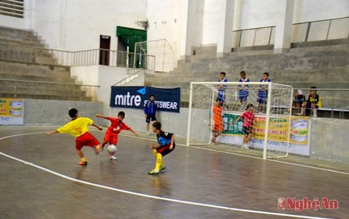 Một pha bóng giữa đội NĐ Tương Dương (trái) - NĐ Cửa Lò. Ảnh: N.Khoa