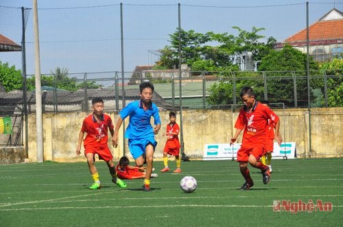 Pha bóng trong trận TN Quỳ Hợp - TN Yên Thành.  Ảnh: Trần Hải