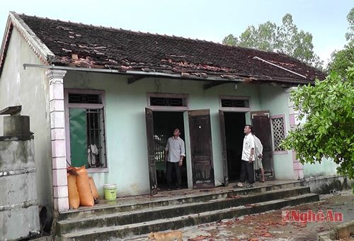 Lốc xoáy làm tốc mái  35 nhà dân xã Lăng Thành.