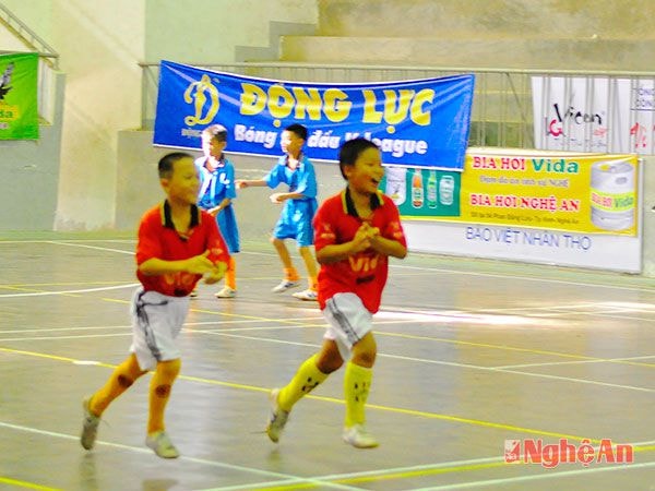 Các cầu thủ NĐ Yên Thành vui mừng với bàn thắng mở tỉ số sớm