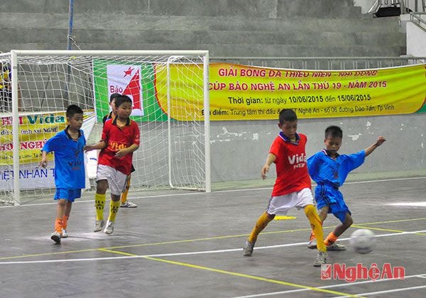 Một pha tấn công hiệp hoi của các cầu thủ NĐ Quỳ Châu (áo xanh)