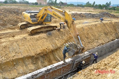 Thi công kênh dẫn hạ lưu Dự án nâng cấp, mở rộng cống Nam Đàn và hệ thống kênh dẫn. Ảnh: h.v