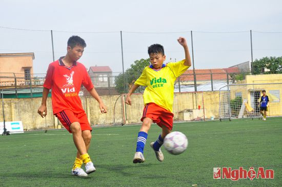 Đội bóng áo vàng đến từ quê lúa Yên Thành tỏ ra khá điềm tĩnh, cẩn trọng trong các tình huống bóng.