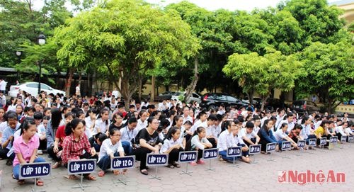 Thí sinh đăng ký dự thi đã tập trung để nghe phổ biến quy chế trước khi bước vào kỳ thi