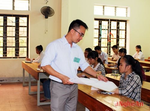 Cán bộ coi thi hoàn tất các  thủ tục trước giờ thi
