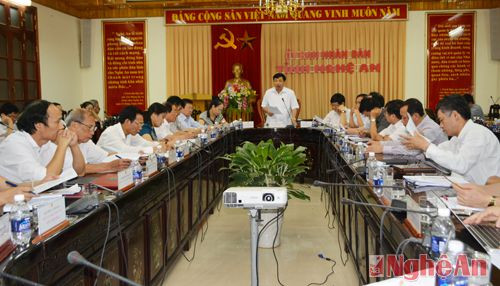 Đồng chí Nguyễn Xuân Đường - Chủ tịch UBND tỉnh chủ trì hội nghị