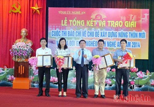 Đồng chí Hồ Đức Phớc - Bí thư Tỉnh ủy trao giải và Bằng khen của Chủ tịch UBND tỉnh cho các tác giả đạt giải Nhất