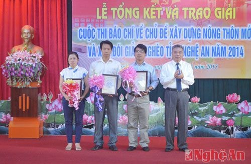 Đồng chí Lê Bá Hùng - Ủy viên BTV, Trưởng Ban Tuyên giáo Tỉnh ủy trao giải cho các tác giả đạt giải Nhì