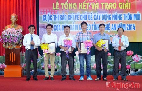 Ban Tổ chức trao giải cho các tác giả đạt giải Khuyến khích