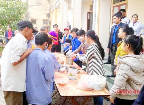 CLB Ngân hàng máu sống Thành Vinh phát đồ ăn miễn phí cho bệnh nhân ở Bệnh viện Lao và bệnh phổi Nghệ An.