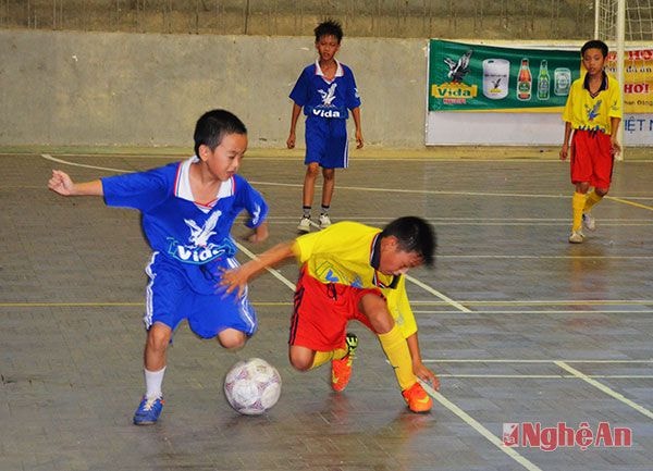 Các cầu thủ nhí 2 đội đều quyết tâm có 3 điểm để đi tiếp.