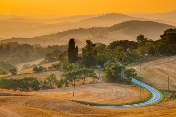 Tuyến đường từ Pisa tới Florence (Tuscany, Italy): Ngoài những khúc cua mượt mà, con đường này còn có đầy đủ những đặc trưng của Tuscany: khung cảnh lộng lẫy, kiến trúc cổ kích, ẩm thực độc đáo và những ngôi làng, thị trấn nằm trên đỉnh đồi. Ảnh: Amazinggracesdachurch.