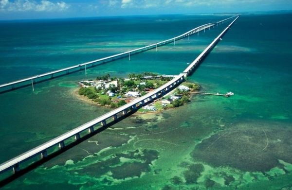 Đường từ Miami tới Key West (Florida, Mỹ): Sự kết hợp hoàn hảo giữa thời tiết đẹp, đường phẳng phiu và cảnh biển lộng lẫy đem lại cho du khách một chuyến đi khó quên. Tuy có thể đi về trong ngày, tốt hơn bạn nên đi từ từ và nghỉ đêm tại Key West. Ảnh: Topvisitplaces.