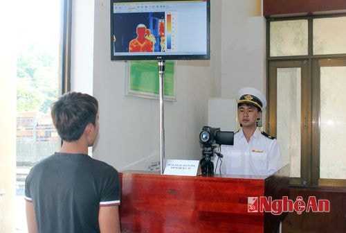 Tổ kiểm dịch Cửa khẩu Nậm Cắn tiến hành đo thân nhiệt cho du khách trước khi nhập cảnh.