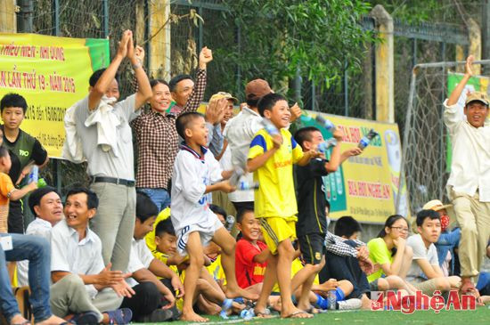 Khán giả vỗ tay ăn mừng bàn thắng của các cầu thủ xứ Quỳnh.