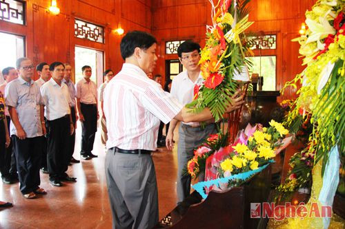 Đồng chí Nguyễn Quốc Cường và đồng chí Lê Xuân Đại thay mặt đoàn dâng lẵng hoa tươi thắm lên ban thờ Bác.