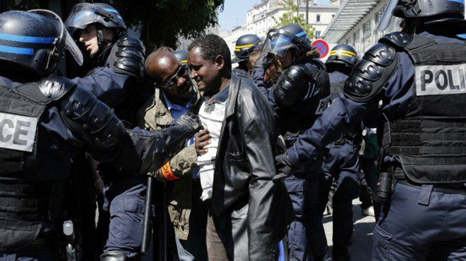   Cảnh sát Pháp dẹp bỏ một loạt lều trại của người nhập cư ở Paris hồi đầu tuần. (Ảnh: AFP)