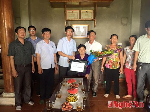 Cán bộ công đoàn huyện Quỳnh Lưu tặng quà mẹ VNAH Đặng Thị Lại