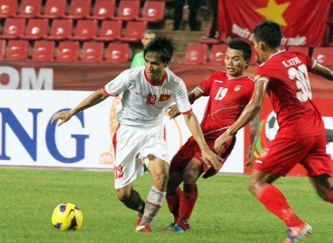 Cầu thủ Trần Minh Chiến ghi bàn thắng trong trận gặp Myanmar ơ Sea Games 18, giúp Việt Nam lần đâu tiên giành HCB tại đấu trường Sea Games
