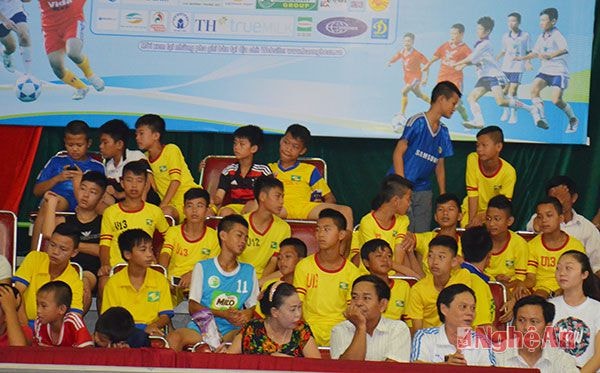 Các cầu thủ U13 SLNA có mặt trên khán đài để cổ vũ cho các đàn em thi đấu