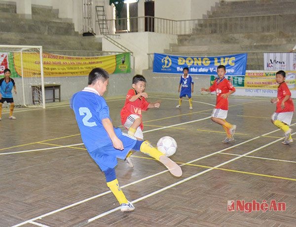 Số 2 Trần Đình Thành (NĐ TP Vinh) có 2 sút xa thành bàn trong hiệp 1