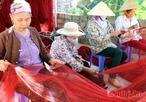 Bà Trần Thị Vững ở xóm Đại Hải, năm nay đã 70 tuổi nhưng vẫn tham gia vá lưới phục vụ tàu cho con trai.