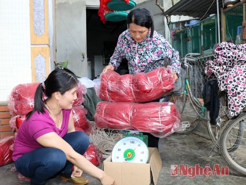 . Không chỉ phục vụ nhu cầu gia công lưới tại địa phương, chị em còn đáp ứng cho ngư dân các xã An Hoà, Sơn Hải, Tiến Thuỷ (Quỳnh Lưu), phường Quỳnh Lập ( Thị xã Hoàng Mai).