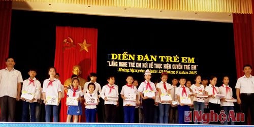 Trao quà cho các em có thành tích xuất sắc trong học tập