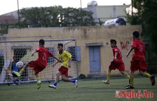 Một pha dốc bóng cận thành không thành công của các cầu thủ Yên Thành.