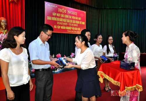 Đồng chí Phạm Thị Hồng Toan - Tổng Biên tập Báo Nghệ An trao máy ảnh cho đại diện 5 đài cấp huyện.