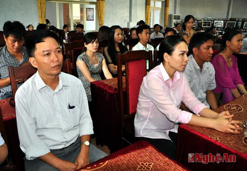 Các phóng viên, cộng tác viên Báo Nghệ An chăm chú theo dõi bài nói chuyện.