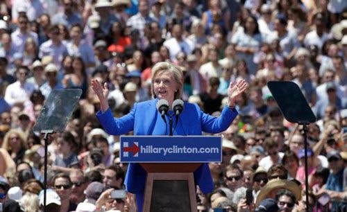  Bà Hillary Clinton cam kết cải cách kinh tế trong bài phát biểu tại New York hôm qua. Ảnh: Reuters