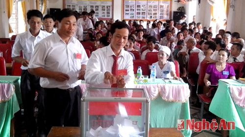 Biểu quyết tại đại hội Đảng bộ xã Nghĩa Xuân