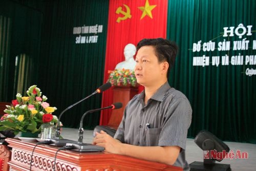 Ông Trần Xuân Học – Chi cục trưởng Chi cục Nuôi trồng thủy sản báo cáo về tình hình nuôi tôm trên toàn tỉnh