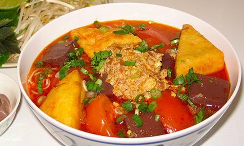 Điểm tâm bằng bún riêu với nhiều rau giá là thực đơn bữa sáng lý tưởng cho người muốn giảm cân.